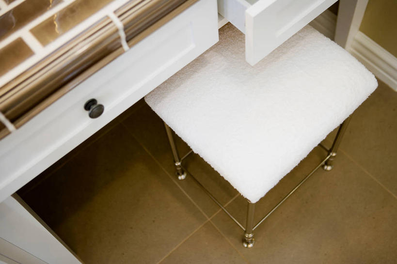 无人,横图,俯视,室内,特写,白天,桌面,桌子,静物,抽屉,阴影,反射,木制,板凳,瓷砖,地砖,影子,凳子,地面,梳妆台,木制品,容器,化妆台,储藏,储存,抽斗,彩图,高角度拍摄,贮存