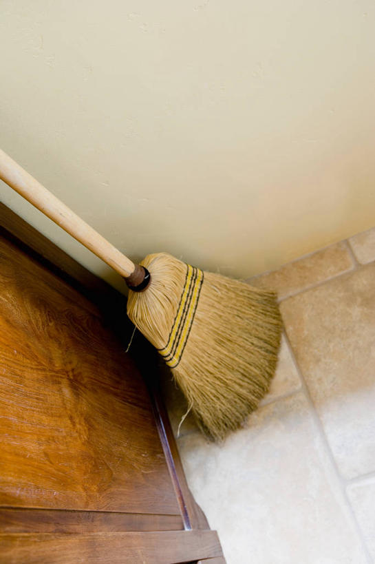 无人,竖图,俯视,室内,特写,白天,静物,一把,阴影,反射,瓷砖,地砖,工具,扫帚,影子,墙,地面,墙壁,墙面,清洁,扫把,卫生,保洁,笤帚,彩图,高角度拍摄