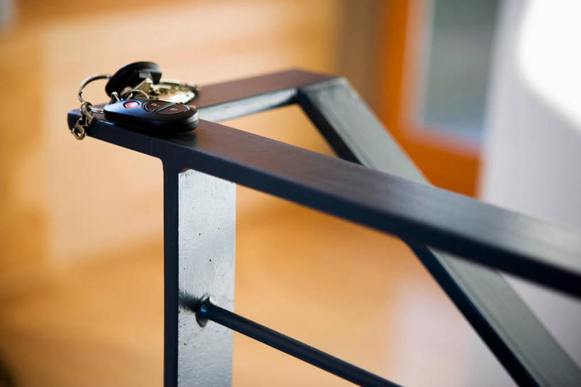 无人,栏杆,横图,俯视,室内,特写,白天,安全,地板,楼梯,静物,阴影,朦胧,模糊,反射,扶手,影子,阶梯,防护,钥匙,地面,护栏,木地板,台阶,保护,开启,封闭,保险,私密,车钥匙,保全,周全,安稳,安定,防盗,汽车钥匙,平安,彩图,高角度拍摄