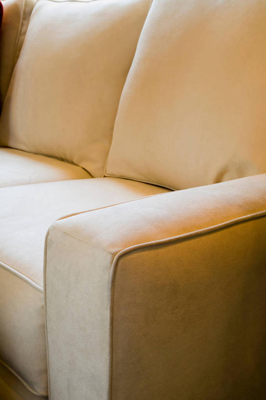 无人,客厅,竖图,室内,特写,白天,正面,靠垫,沙发,静物,阴影,反射,影子,靠枕,垫子,枕头,起居室,布艺沙发,客堂,彩图