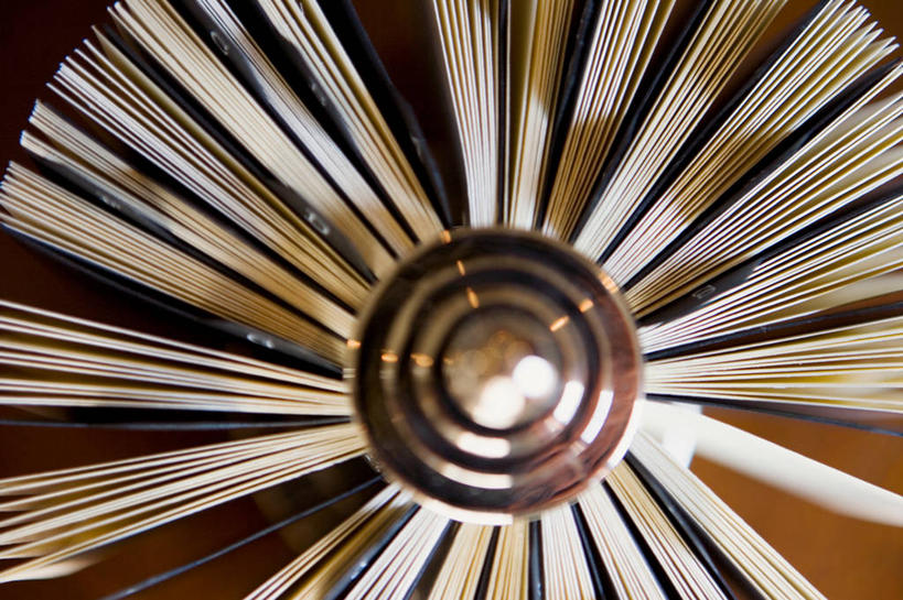 无人,横图,俯视,室内,特写,白天,静物,名片,阴影,反射,信息,影子,联系,架子,卡片,身份,名刺,名帖,交往,名片架,旋转名片架,彩图,高角度拍摄,商业,桌面名片架