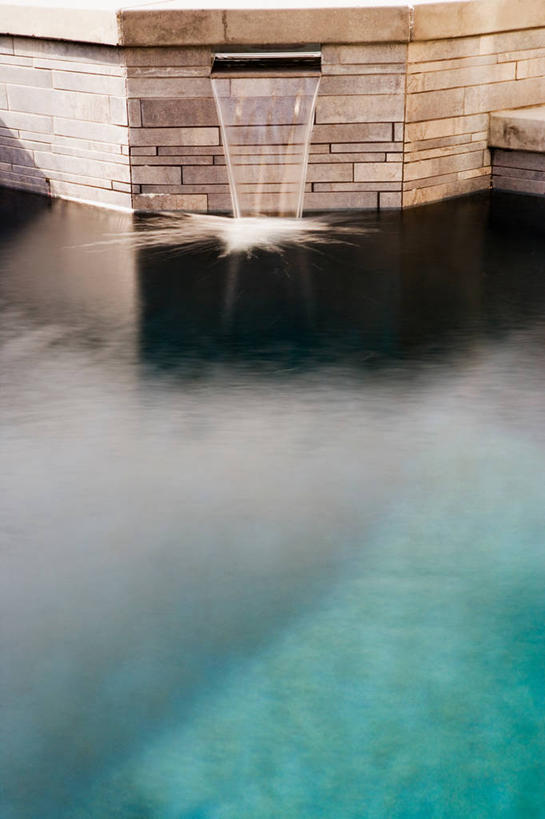 无人,体育馆,游泳池,竖图,俯视,室内,白天,水,阴影,飞溅,溅,反射,液体,影子,墙,水池,水滴,水面,泳池,墙壁,墙面,水珠,浴缸,游泳馆,喷洒,按摩浴缸,卫浴设备,水管装置,彩图,高角度拍摄