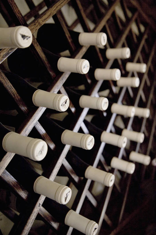 红酒,葡萄酒,无人,竖图,室内,白天,正面,一排,许多,阴影,整齐,并列,并排,反射,影子,酒类,很多,红酒瓶,置物架,酒窖,架子,玻璃制品,酒,酒瓶,饮料,排列,玻璃瓶,瓶子,红葡萄酒,葡萄酒瓶,队列,陈列架,平行,搁架,彩图,酒库