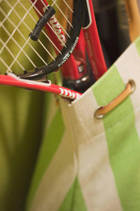 无人,竖图,室内,特写,白天,正面,网球,静物,袋子,阴影,朦胧,模糊,反射,布袋,网球拍,影子,球拍,网球装备,运动器械,容器,健身器械,储藏,储存,健身器材,网球运动,彩图,贮存,运动器材