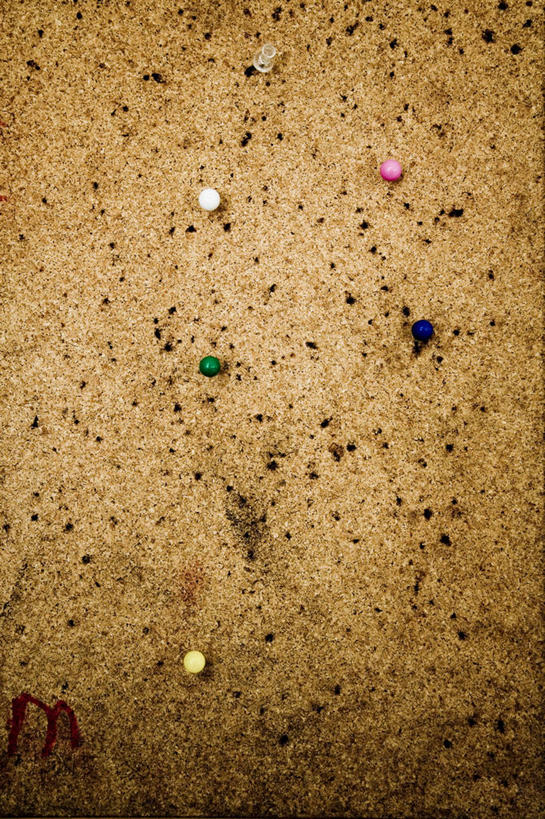 无人,竖图,室内,特写,白天,正面,生活用品,静物,阴影,反射,木制,影子,办公用品,文具,木制品,学习用品,日用品,瓶塞,图钉,文具用品,保存,密封,彩图