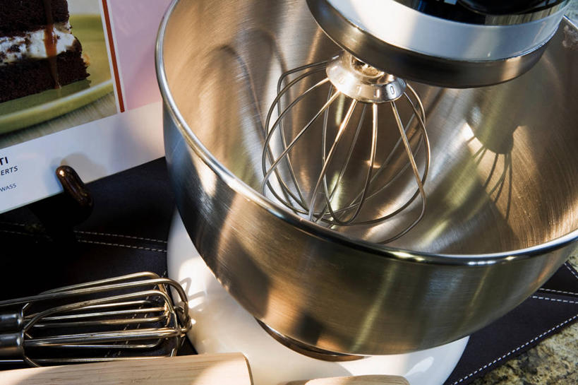 无人,横图,俯视,室内,特写,白天,烹饪,厨房,桌面,桌子,静物,厨具,金属制品,阴影,朦胧,模糊,反射,金属,影子,容器,打蛋器,搅拌器,碗,储藏,储存,烹饪用具,电动打蛋器,烹调用具,烹调,彩图,高角度拍摄,灶间,厨房料理台,贮存,料理台