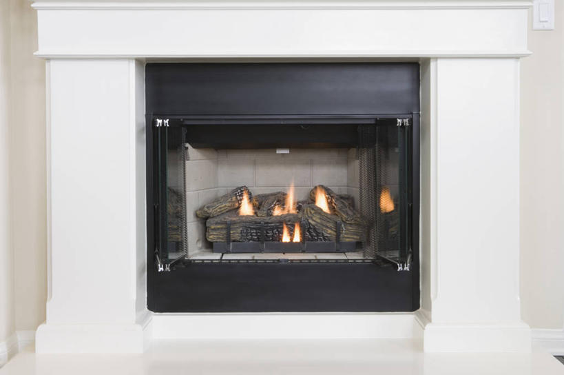 无人,横图,室内,白天,正面,热情,建材,壁炉,建筑,火,阴影,反射,材料,火焰,木板,木材,影子,墙,燃烧,墙壁,墙面,木柴,白色,取暖,建造,木料,彩图,取暖设备