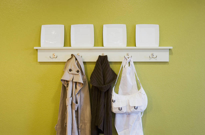 无人,横图,室内,特写,白天,正面,静物,衣架,吊挂,悬挂,阴影,服装,反射,包,皮包,影子,墙,挂,风衣,外套,墙壁,墙面,衣服,绿色,服饰,单肩包,衣着,穿着,衣饰,挂衣架,晾衣架,彩图