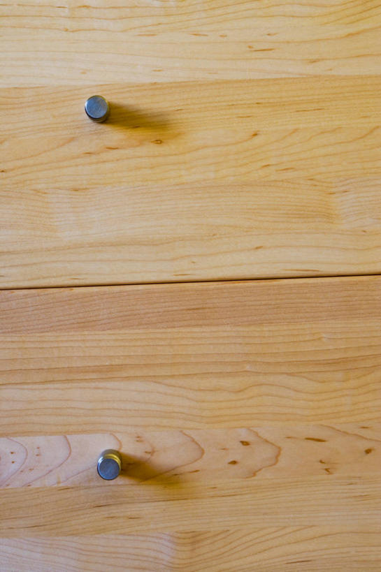 无人,竖图,室内,特写,白天,正面,柜子,桌面,桌子,静物,阴影,反射,木制,影子,储物柜,梳妆台,把手,木制品,化妆台,储存,储备,蕴藏,贮备,彩图,贮存