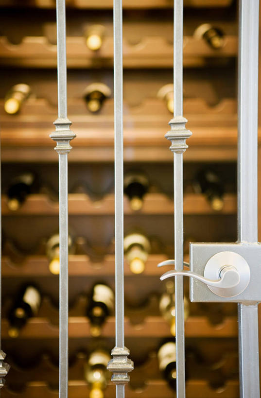 无人,竖图,室内,白天,正面,门,一排,许多,阴影,朦胧,模糊,整齐,并列,并排,光线,影子,灯光,很多,红酒瓶,酒窖,玻璃制品,酒瓶,排列,把手,玻璃瓶,门把手,瓶子,门框,门把,葡萄酒瓶,队列,平行,拉手,彩图,酒库