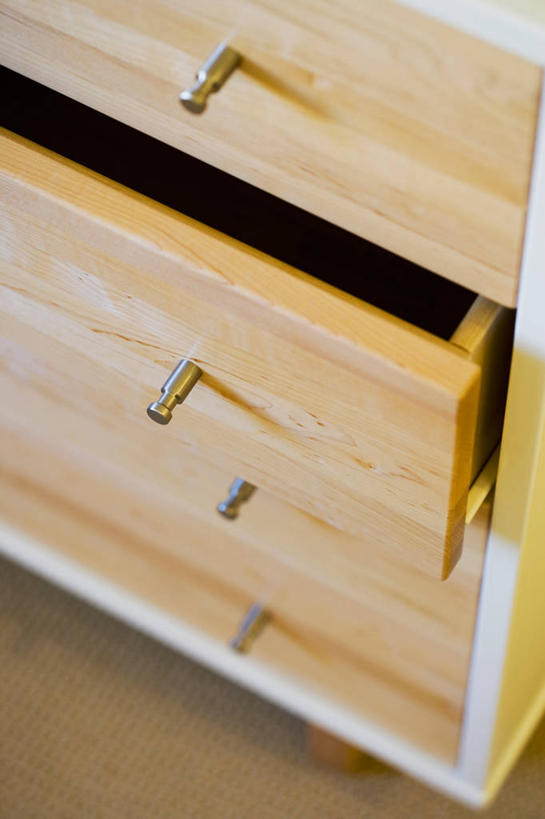 无人,竖图,俯视,室内,特写,白天,地毯,柜子,桌面,桌子,静物,阴影,朦胧,模糊,装饰,编织,反射,影子,手工艺品,织物,储物柜,梳妆台,工艺品,化妆台,华丽,修饰,点缀,储存,衬托,美观,雅致,雅观,储备,蕴藏,贮备,彩图,高角度拍摄,贮存