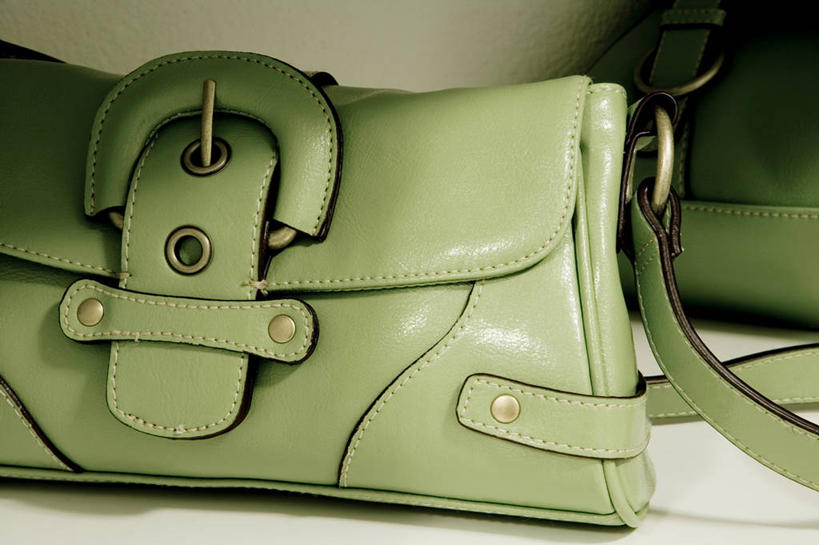 无人,横图,室内,特写,白天,正面,静物,阴影,反射,包,皮包,影子,两个,绿色,单肩包,彩图