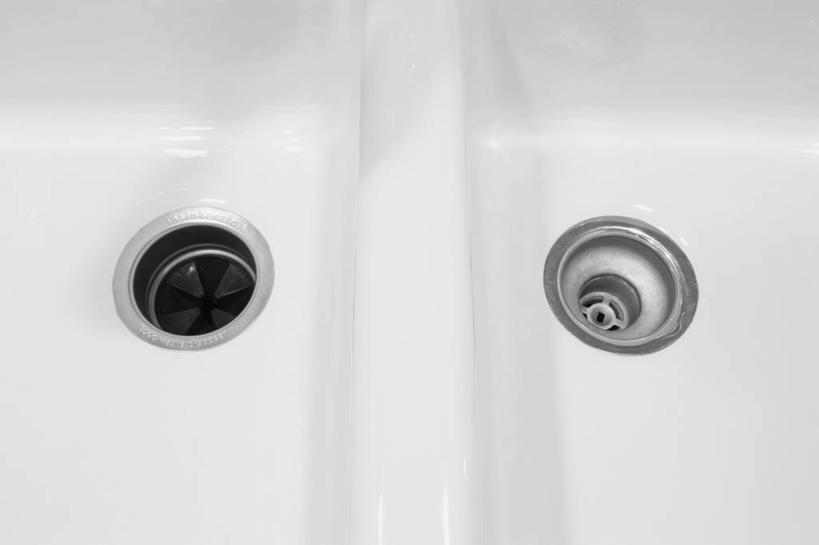 无人,横图,室内,特写,白天,正面,化妆,美容,卫生间,浴室,静物,护肤,阴影,反射,影子,花洒,莲蓬头,白色,按钮,浴缸,保养,享受,休闲,放松,保健,按摩浴缸,卫浴设备,养颜,喷雾头,水管装置,淋浴房,彩图,冲凉房,沐浴间,沐浴室,SPA美容