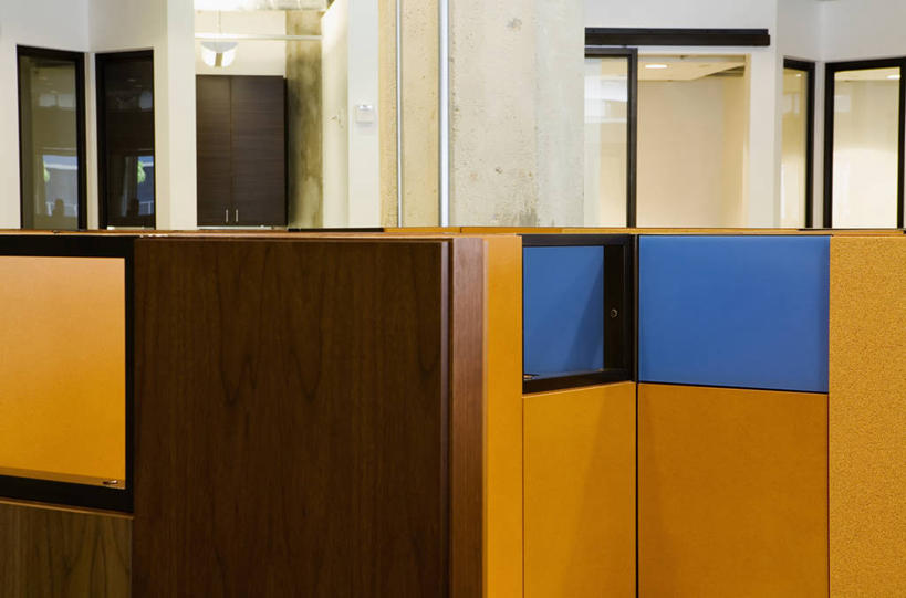 无人,办公室,横图,室内,白天,正面,窗户,阴影,反射,影子,墙,玻璃窗,墙壁,墙面,白色,彩图