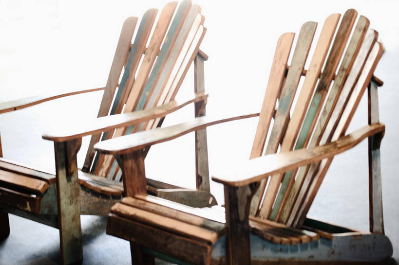 无人,横图,室外,特写,白天,正面,静物,椅子,阴影,条纹,光线,木制,影子,木椅,两把,阳光,木制品,彩图