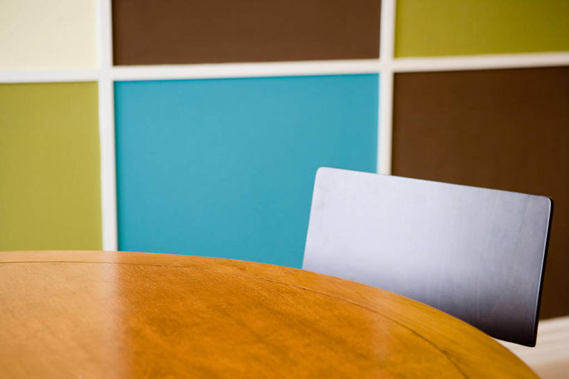 无人,横图,室内,白天,正面,桌面,桌子,静物,椅子,阴影,反射,木制,图形,影子,木桌,墙,长方形,几何,墙壁,墙面,木制品,矩形,数学,彩图,几何图形,平面图形,木桌子