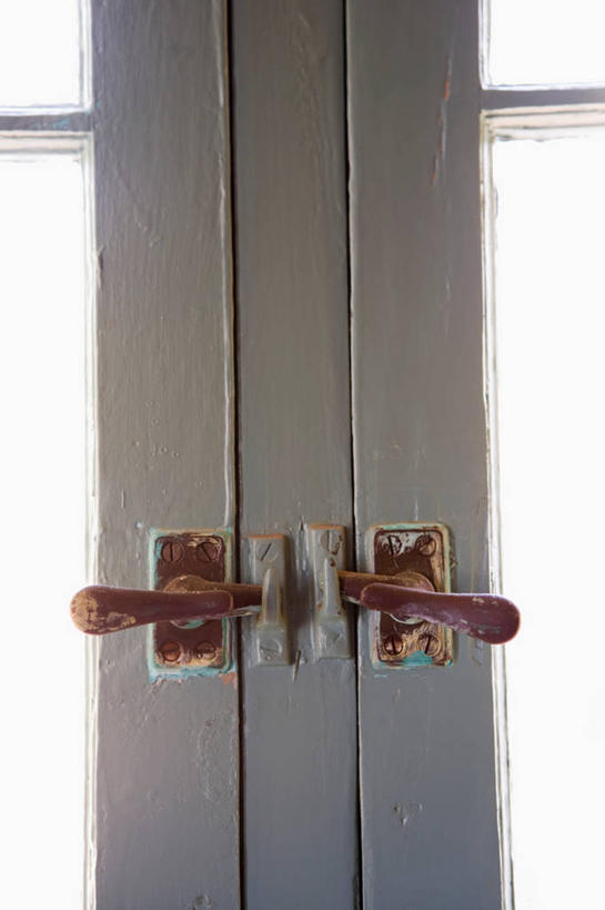 无人,竖图,室内,特写,白天,正面,窗户,门,静物,阴影,反射,影子,玻璃窗,把手,门把手,门框,门把,拉手,彩图