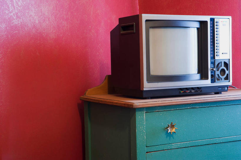 无人,横图,室内,白天,正面,柜子,静物,电视,阴影,反射,影子,墙,储物柜,墙壁,墙面,红色,一台,储存,显像管屏,显像管屏幕,黑白电视机,储备,蕴藏,贮备,电视机,彩图,贮存