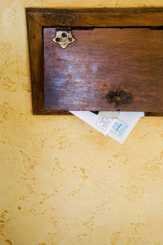 无人,竖图,室内,特写,白天,正面,静物,阴影,反射,传递,信息,影子,墙,联系,邮筒,邮箱,墙壁,墙面,联络,邮递,通信,邮政,彩图