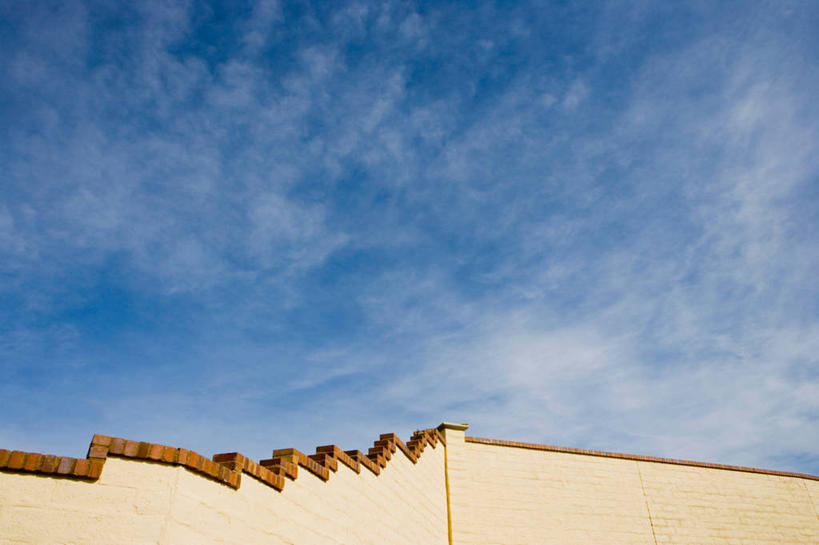 无人,横图,室外,白天,仰视,阴影,光线,影子,房屋,墙,屋子,云,云朵,马厩,云彩,墙壁,墙面,蓝色,白云,蓝天,天空,阳光,天,晴朗,马棚,晴空,彩图,低角度拍摄,房子,养马