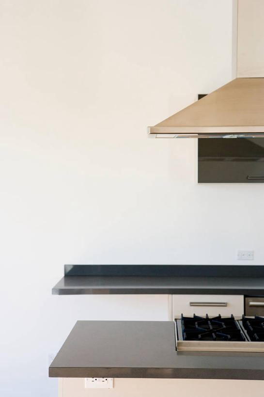 无人,家,竖图,室内,白天,正面,别墅,厨房,家具,装修,桌面,桌子,建筑,厨具,抽屉,欧式,阴影,装饰,反射,工具,影子,房屋,墙,屋子,公寓,豪华,干净,建设,现代,装潢,洋房,楼房,墙壁,墙面,住宅,白色,室内装潢,油烟机,灶具,样板房,明亮,卫生,舒适,家居装潢,吸油烟机,燃气灶,房屋设计,地中海风格,古典风格,简约风格,室内设计,宽敞,样板房装潢,燃气具,设计,抽斗,彩图,房子,灶间,厨房料理台,料理台