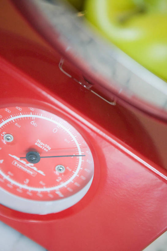 无人,竖图,俯视,室内,特写,白天,仪器,苹果,水果,阴影,朦胧,模糊,新鲜,反射,影子,生食,食品,果实,食物,青苹果,有机食品,绿色食品,衡量,计量,衡器,案秤,秤,彩图,高角度拍摄