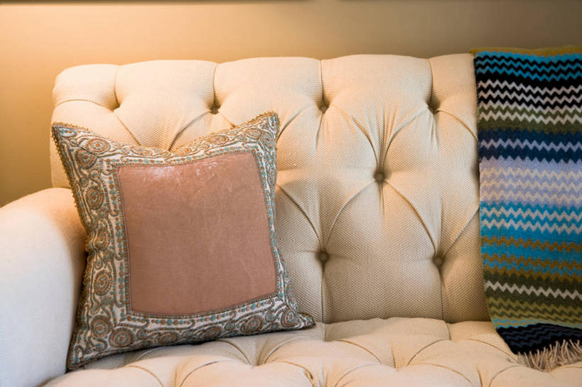 无人,客厅,横图,室内,特写,白天,正面,靠垫,沙发,静物,纺织品,阴影,装饰,光线,毛毯,毯子,影子,灯光,靠枕,纺织,一个,垫子,枕头,温暖,单个,华丽,修饰,点缀,起居室,布艺沙发,衬托,美观,雅致,雅观,客堂,彩图