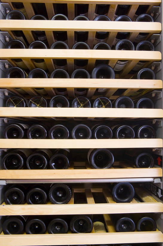 无人,栏杆,竖图,室内,特写,白天,正面,一排,许多,阴影,整齐,并列,并排,反射,影子,围栏,很多,红酒瓶,护栏,酒窖,玻璃制品,酒瓶,排列,玻璃瓶,瓶子,葡萄酒瓶,队列,平行,彩图,酒库