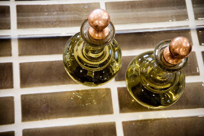 无人,横图,俯视,室内,特写,白天,桌面,桌子,护肤,阴影,朦胧,模糊,反射,洗发水,影子,玻璃制品,两个,玻璃瓶,瓶子,清洁,保养,享受,休闲,瓶塞,洗发液,放松,保健,洗发露,护肤品,保存,密封,香波,护肤用品,舒缓,去污,控油,彩图,高角度拍摄,洗发精,洗发香波