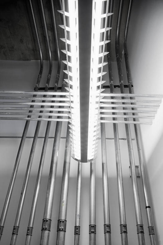 无人,办公室,竖图,室内,特写,白天,仰视,天花板,静物,照明,阴影,反射,影子,灯光,灯,灯具,照亮,照明设备,荧光灯,彩图,低角度拍摄