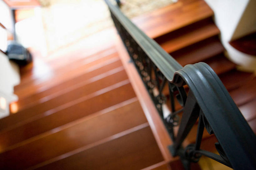 无人,栏杆,横图,俯视,室内,特写,白天,地板,楼梯,静物,阴影,朦胧,模糊,反射,木制,包,扶手,影子,阶梯,地面,护栏,木地板,台阶,木制品,单肩包,彩图,高角度拍摄