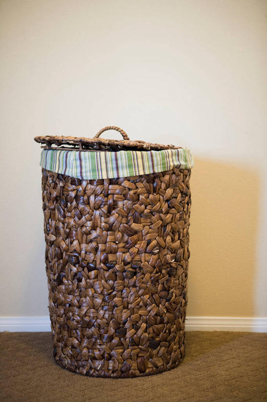 无人,交叉,竖图,室内,白天,正面,竹子,静物,阴影,竹制,编织,反射,篮子,影子,墙,墙壁,墙面,一个,白色,容器,竹篮,单个,储藏,竹条,交织,竹制品,储存,穿插,脏衣篮,脏衣篓,彩图,贮存