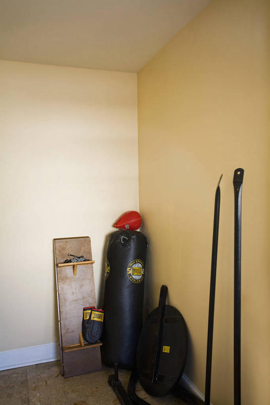 无人,健身房,竖图,室内,白天,正面,安全,墙,防护,运动器械,墙壁,墙面,黄色,健身器械,保护,沙袋,保险,健身器材,拳击袋,保全,周全,安稳,安定,平安,彩图,健身馆,运动器材