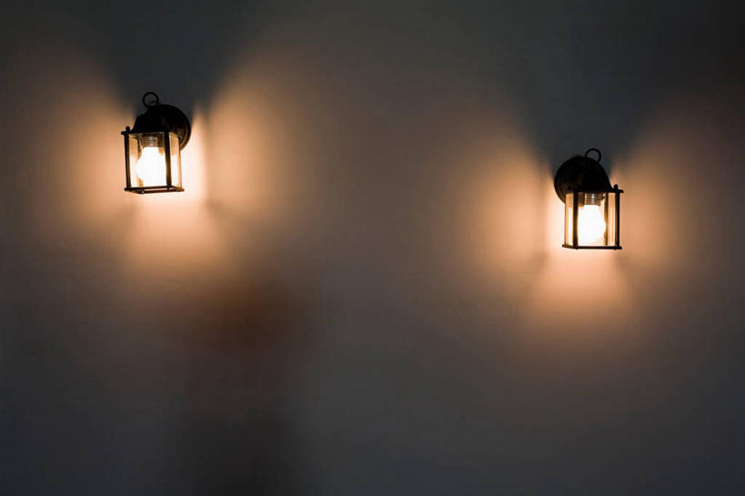 无人,横图,室内,特写,夜晚,正面,静物,照明,阴影,光线,壁灯,影子,墙,灯光,墙壁,墙面,灯,两个,灯具,照亮,照明设备,两盏,彩图