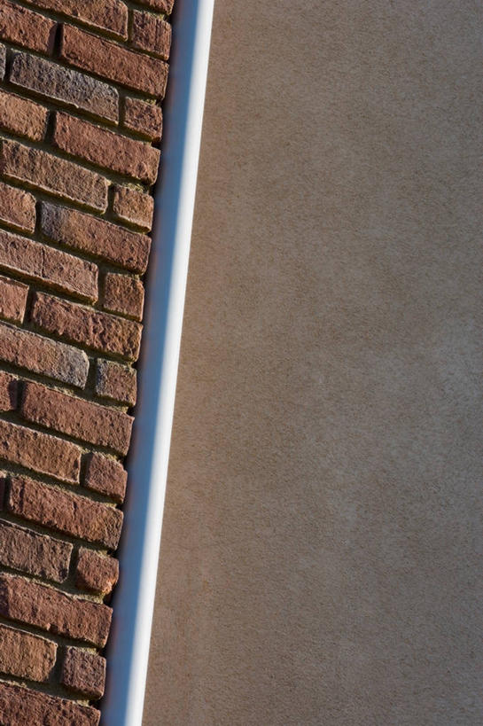 无人,竖图,室内,特写,白天,正面,建材,建筑,静物,一排,阴影,整齐,并列,并排,反射,材料,管子,影子,砖,砖块,塑料,墙,管道,墙壁,墙面,排列,白色,塑料制品,砖头,建造,红砖,队列,塑料管,平行,PVC管,石料,彩图,合成材料,砌墙砖