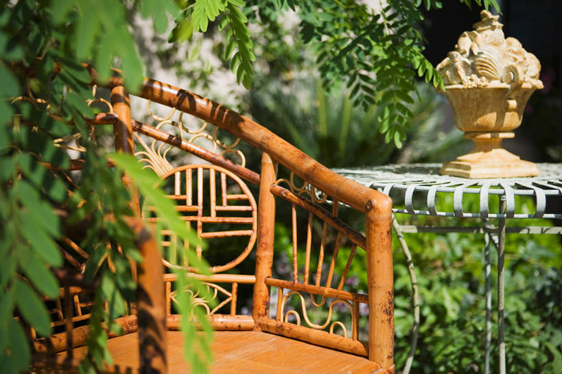 无人,横图,室外,白天,正面,草地,草坪,植物,椅子,花盆,一把,阴影,花纹,装饰,盛开,光线,木制,图案,影子,陶瓷,木椅,陶瓷制品,花蕾,草,花,花瓣,花朵,鲜花,树,树木,绿色,阳光,自然,木制品,容器,花苞,花蕊,生长,成长,储藏,华丽,修饰,点缀,储存,太师椅,衬托,美观,雅致,雅观,彩图,贮存