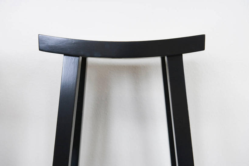 无人,横图,室内,特写,白天,正面,静物,椅子,阴影,反射,纹路,木制,纹理,影子,墙,墙壁,墙面,一个,白色,黑色,木制品,单个,吧椅,肌理,吧台椅,酒吧椅,彩图