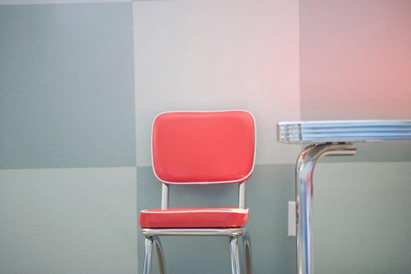 无人,横图,室内,特写,白天,正面,餐桌,桌子,静物,椅子,阴影,反射,图形,影子,正方形,墙,几何,墙壁,墙面,红色,餐台,数学,彩图,几何图形,平面图形,正四边形