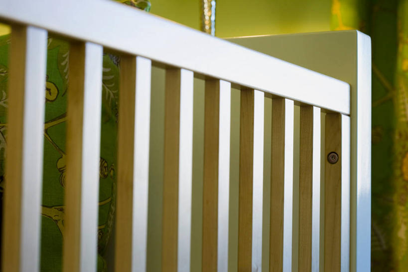 无人,横图,室内,特写,白天,正面,安全,床,卧室,静物,阴影,朦胧,模糊,反射,影子,墙,墙壁,墙面,绿色,舒服,单人床,婴儿用品,婴儿床,保护,舒适,彩图,睡房,卧房