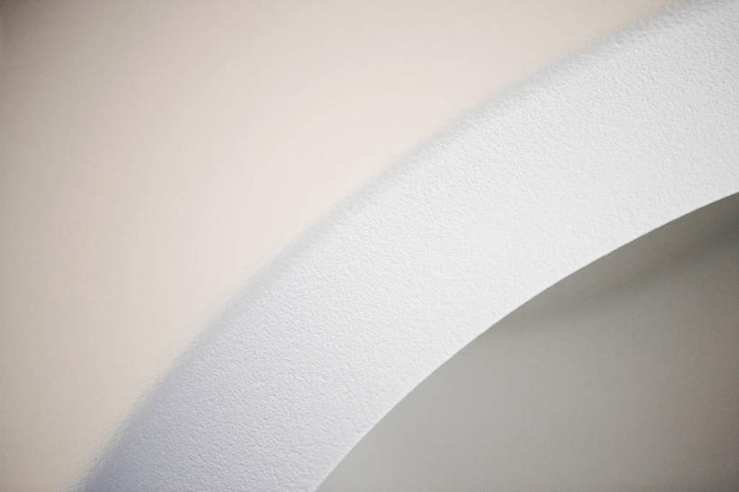 无人,横图,室内,特写,白天,正面,门,静物,阴影,反射,影子,墙,墙壁,墙面,白色,门框,拱形,彩图