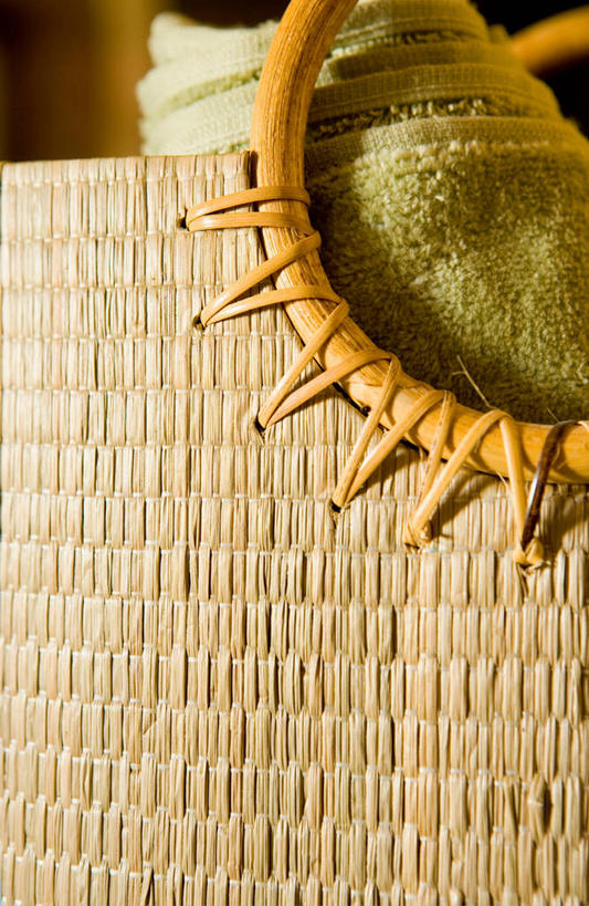 无人,竖图,室内,特写,白天,正面,静物,阴影,朦胧,模糊,反射,包,纺织物,影子,一个,绿色,毛巾,清洁,单个,保暖,单肩包,透气,防水,储水,耐磨,吸水,彩图,草编包