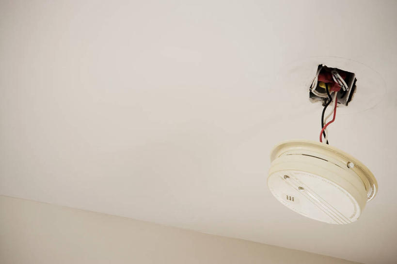 无人,横图,室内,特写,白天,仰视,安全,天花板,静物,阴影,电力,反射,电线,线,影子,墙,防护,电能,线路,墙壁,墙面,电,保护,电源,电源线,保险,报警器,能量,保全,周全,安稳,安定,防盗,电子防盗,防盗器,警报器,平安,彩图,低角度拍摄