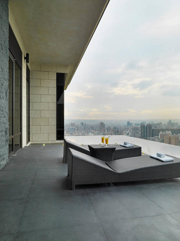 无人,高楼大厦,露台,竖图,室外,白天,正面,度假,美景,阳台,桌子,城市风光,城市,大厦,建筑,摩天大楼,台湾,中国,亚洲,阴影,光线,影子,景观,云,云朵,云彩,娱乐,书桌,蓝色,白云,蓝天,天空,阳光,课桌,天,享受,休闲,景色,放松,晴朗,东亚,港澳台,中华人民共和国,台湾省,台中,台中市,晴空,彩图,大楼,高层建筑,高楼,露天阳台,摩天楼,台