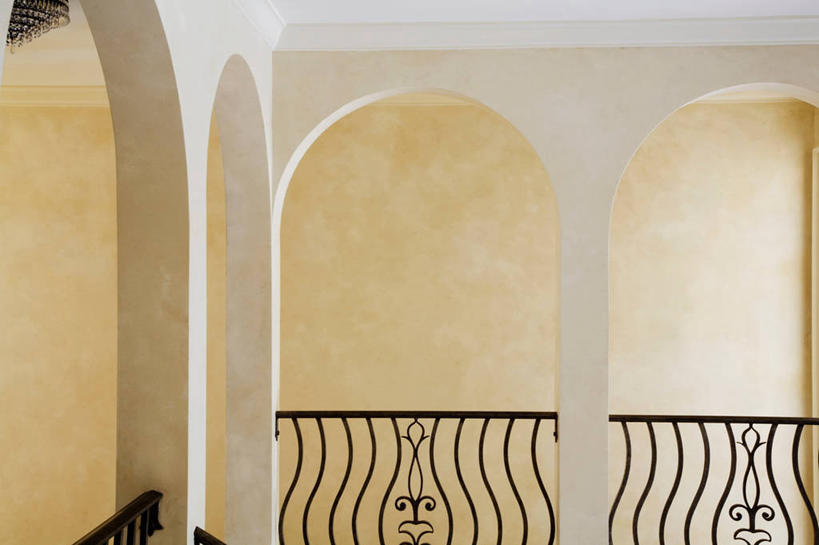 无人,栏杆,横图,室内,白天,正面,花纹,装饰,扶手,柱子,墙,拱门,走道,走廊,过道,护栏,墙壁,墙面,黄色,拱形,华丽,修饰,点缀,衬托,美观,雅致,雅观,彩图