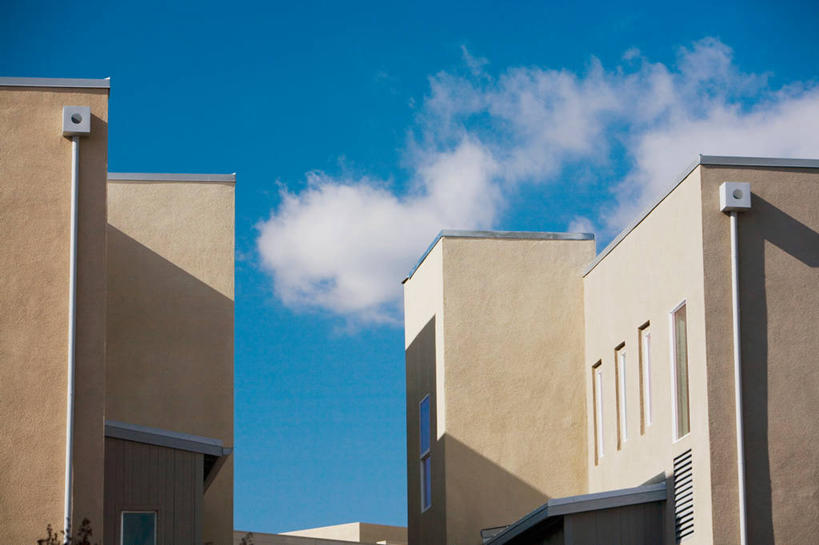 无人,家,横图,室外,白天,仰视,度假,美景,城市风光,城市,阴影,光线,管子,影子,塑料,房屋,屋子,景观,云,云朵,公寓,云彩,娱乐,管道,洋房,楼房,住宅,蓝色,白云,蓝天,天空,阳光,塑料制品,天,享受,休闲,景色,放松,晴朗,塑料管,PVC管,晴空,彩图,低角度拍摄,房子,合成材料