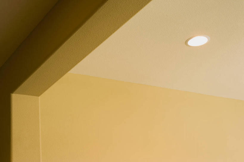 无人,横图,室内,特写,白天,仰视,静物,照明,阴影,反射,影子,墙,灯光,顶灯,墙壁,墙面,灯,黄色,灯具,照亮,照明设备,一盏,彩图,低角度拍摄