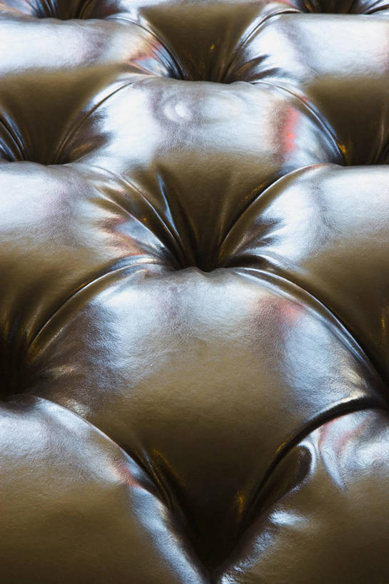 无人,竖图,室内,特写,白天,正面,沙发,静物,阴影,丰富,朦胧,模糊,反射,纹路,纹理,影子,褐色,成熟,肌理,谦让,随和,彩图,皮沙发