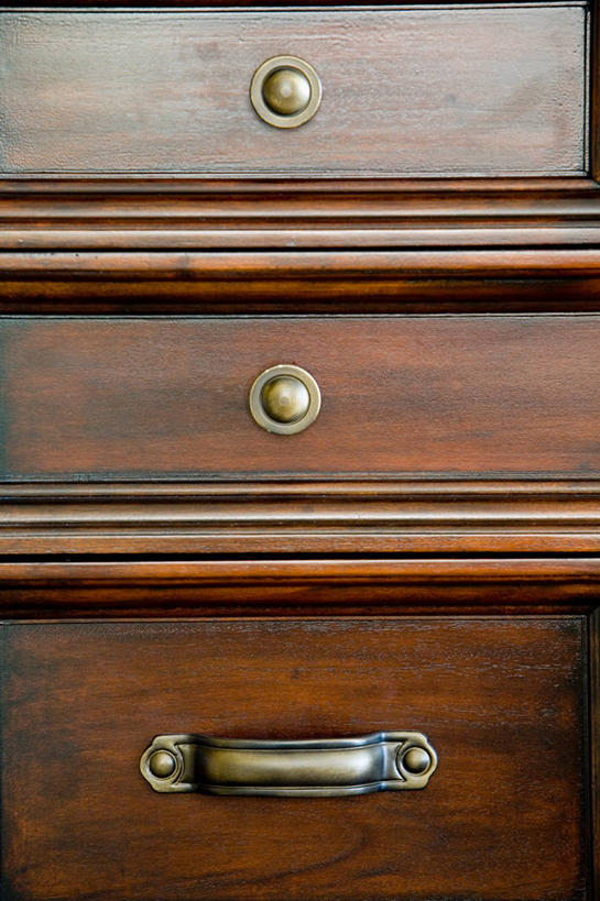 无人,竖图,室内,特写,白天,正面,桌面,桌子,静物,抽屉,一排,阴影,整齐,反射,木制,影子,梳妆台,排列,把手,门把手,木制品,化妆台,门把,队列,抽斗,拉手,彩图