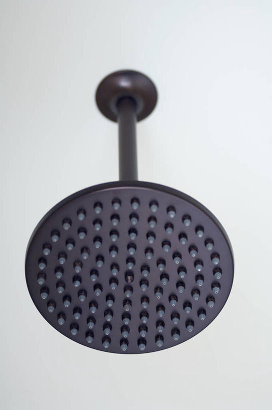 无人,竖图,室内,特写,白天,仰视,静物,阴影,反射,影子,墙,墙壁,墙面,花洒,莲蓬头,白色,黑色,喷雾头,彩图,低角度拍摄