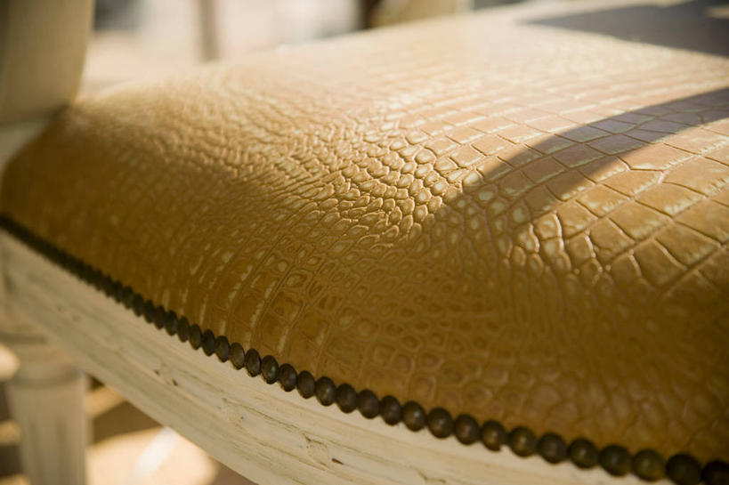 无人,横图,室内,特写,白天,正面,静物,椅子,一把,阴影,朦胧,模糊,光线,纹路,纹理,影子,坐垫,皮革,黄色,阳光,垫子,肌理,彩图